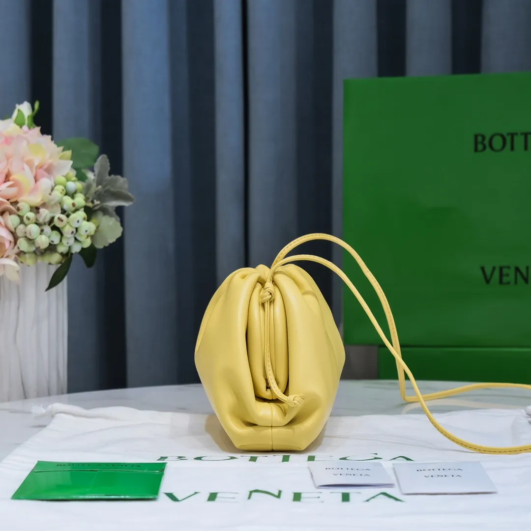 Batch 1120 Bottega Veneta cloud bag ☁️POUCH series Original plain calfskin, super low-key and attractive, soft and casual. Major internet celebrity bloggers are crazy about calling it fashionable and classy, ​​lazy and intellectual. Small size: 23*13*8 (small cloud plain) tapioca color